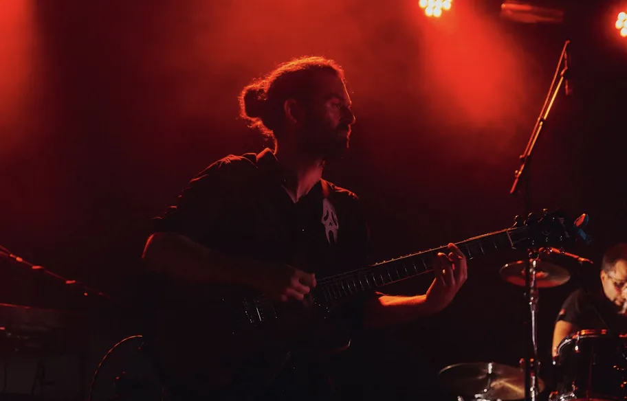Gu, guitariste de Left Corner, en concert rocksteady à la MAC3 Pessac