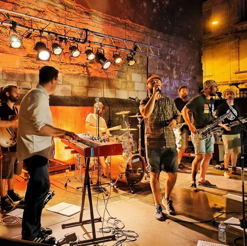 Left Corner au festival Chahuts Bordeaux - live rocksteady reggae dans le quartier Saint-Michel